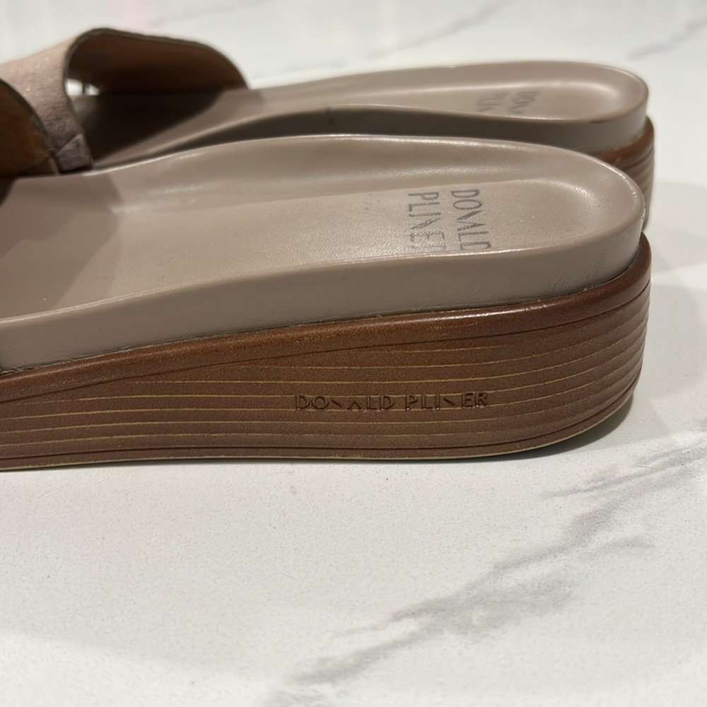 Donald Pliner sandals in gold size 6.5 - Picture 3 of 3